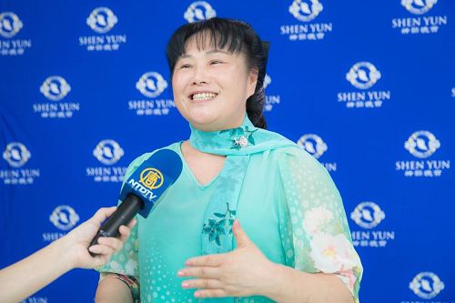 '图9:中华音乐文化教育金会董事长陈品瑜大赞神韵音乐树立典范,是华人之光。'