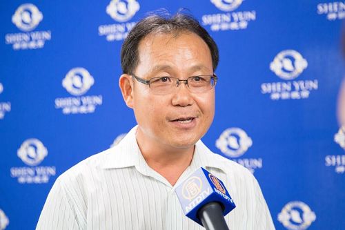 '图10:台东市光明爱心协会理事长陈金溪赞叹神韵音乐真是天籁之音,馀音绕梁。'