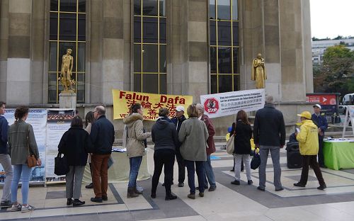 '图1~8:广场上的游人或观看展板,或签字支持法轮功反迫害'
