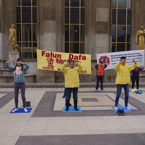 '图9: 法轮功学员演示法轮功功法'