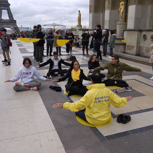 '图10:来自斯特拉斯堡的高中生学炼法轮功第五套功法'