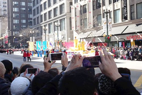 '图1~7:法轮功学员参加芝加哥第八十四届“麦当劳”感恩节大游行'