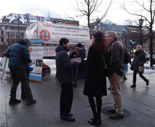 '图1~2:挪威法轮功学员发放传单,讲述中共残酷迫害法轮功的事实真相'