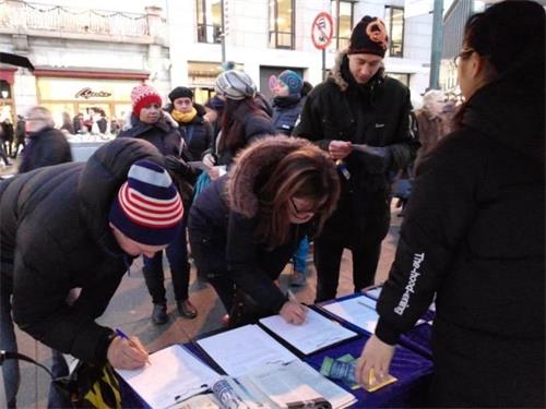 '图3~4:挪威民众签名,谴责中共迫害法轮功'