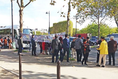 '法轮功学员将“中共迫害法轮功的真相”和”三<span