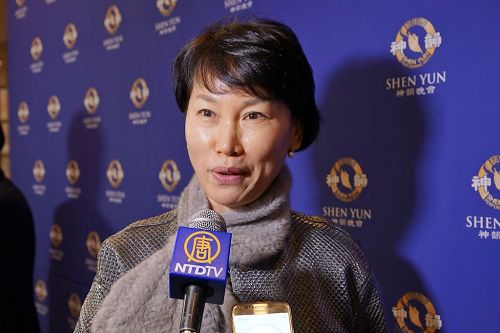 '图3:韩国舞蹈文化研究院理事长、舞蹈学博士李顺林赞叹神韵演出完美'