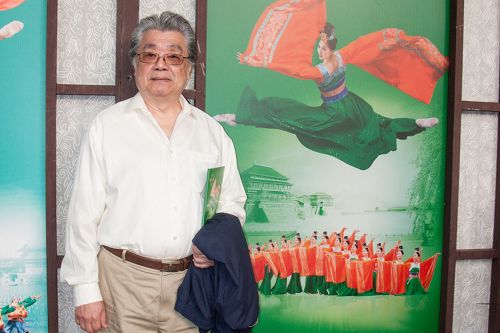 '图5:“听跟视觉的一个结合,非常完美!”名列“牛津世界音乐名人录”的国际级钢琴及大键琴演奏家宋允鹏观赏二月一十五日下午在台北国父纪念堂的首场演出后,如此赞叹。'