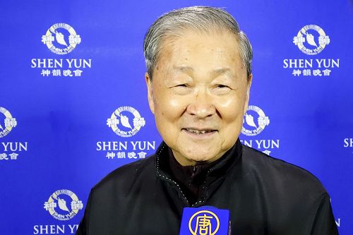 '图8:国民党大老饶颖奇与其夫人二月一十五日下午在台北观赏首场的演出,争睹神韵风采,他称赞:“神韵表现了真正的中华传统文化,这是无价之宝。”'