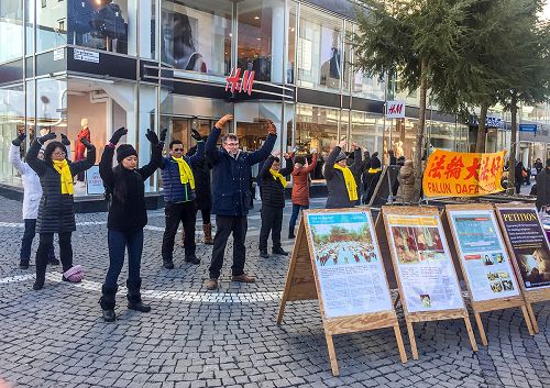 图1：法轮功学员在斯德哥尔音乐厅旁举办法轮大法信息日活动。