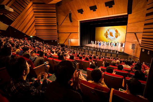 '图1:神韵纽约艺术团三月一日至五日于台中市中山堂演出六场,门票提前售罄。图为第六场的盛况。'