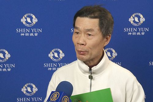 '图4:三月七日下午,香港熊立武术舞蹈团团长熊立第三度跨海追神韵,赞曰:“神韵艺术,人神共舞,尽善尽美,天下一绝!”'