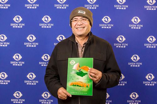 '图6:三月七日下午,嘉义县议员蔡鼎三观赏神韵演出后说,“只有两个字形容:感动,就是感动!眼泪都要掉下来了。”'