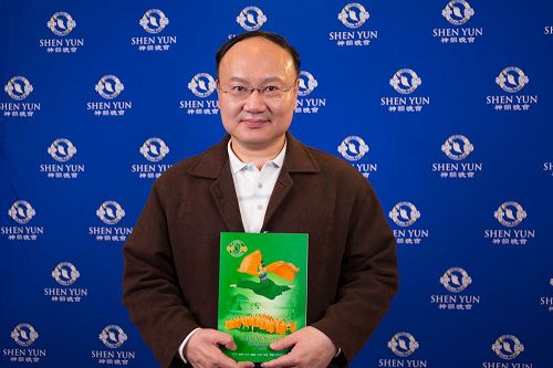 '图8:赤崁文教基金会董事长林易煌,三月九日晚间在台南文化中心观赏神韵演出。'