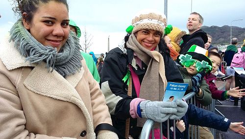 '图4~5:法轮功的方阵受到人们的欢迎,很多人接过了介绍法轮大法的传单'