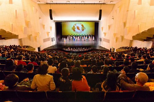 '图2:三月十一日晚间,神韵纽约艺术团在台南文化中心演出谢幕。'