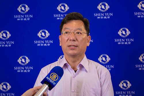 '图6:图博(西藏)流亡前国会议员德格尔深受感动并双手合十对神韵艺术总监表达感恩:“我感觉您非常热爱中华民族、热爱整个人类,您的爱,可以让全人类感受到。”'