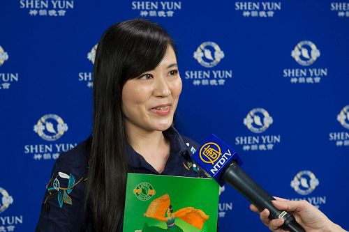 '图8:多纳乐团团长郑镕苹沉醉地表示:“非常的独特,格局宏大,气度非凡,感谢神韵带给我如此美妙的心灵悸动,谢谢!”'