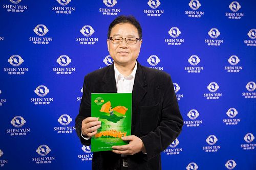 '图10:财政部关务署基隆关稽查组组长罗文祯盛赞神韵呈现的光明,是全球都需要的正向力量。'