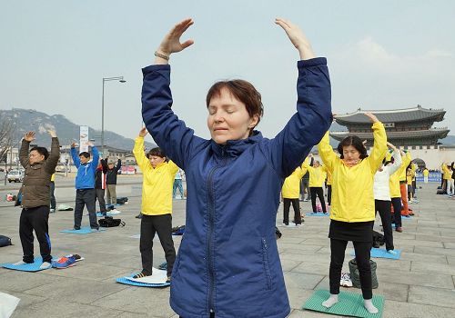 '图1~11:在光化门广场举办“与市民一起集体炼功”活动'