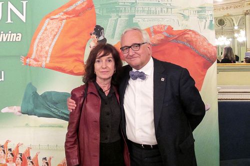 西班牙著名诗人、作家、语言学家、翻译家及政治家卡尔斯·杜阿尔特(Carles Duarte)先生携夫人四月十五日下午观看了神韵在巴塞罗那的首场演出。