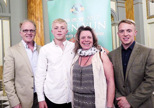 贝尔菲尔德(Belfield)夫妇带着儿子们专程从英国飞到巴塞罗那观看了神韵四月十六日晚的演出,他们感到真是不虚此行。