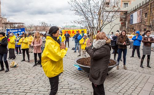 嘉比瑞拉女士(右)明白了真相后，毫不犹豫的立即签名，当场就学功。