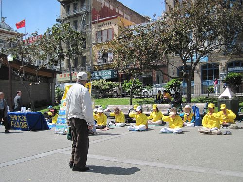 '图11:祥和的炼功场面吸引民众驻足观看。'