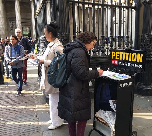'图11：二零一七年四月二十二日，英国法轮功学员在大英博物馆（British Museum）门前发真相资料、开展反迫害征签'