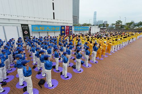 '图2～4：集会前的清晨上午，法轮功学员齐聚中环爱丁堡广场大炼功。'
