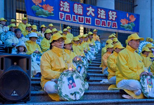 '图1～2：4月22日下午，温哥华法轮功学员在市中心艺术馆前举行大型法轮功功法演示和烛光守夜活动'