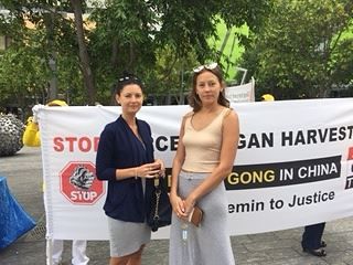'图6:布里斯本居民丹妮尔(Denielle)和好友菲丽希缇(Felicity):我们支持法轮功'