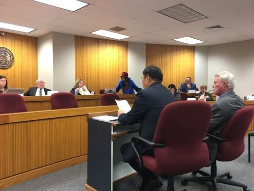 '图2:耿飒博士在州议会国土安全委员会听证会上发言'