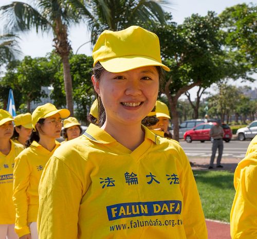 '图10：在炼功队伍中的语晴说：每天学法、炼功，不只精神体力很好，遇到考验时，也会很快想到自己是修炼人。'