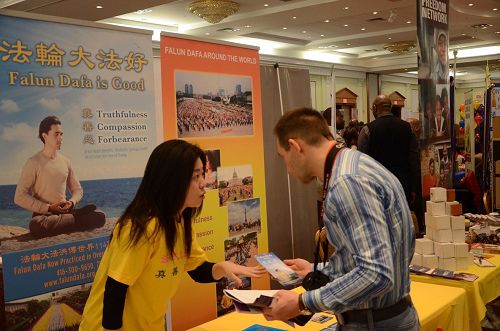 '图6：来自多伦多的弗拉基米尔先生邀请学员去他的培训中心介绍法轮功'