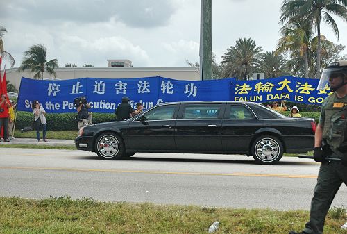 图1－5：法轮功学员在习*近*平入住的旅馆和去马拉戈庄园的沿途，以及马拉戈庄园外和平请愿，要求“停止迫害法轮功”、“法办江泽民”。