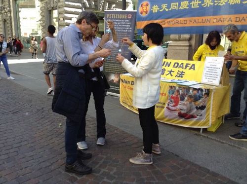 '图3~8:法轮功学员向意大利民众讲真相'