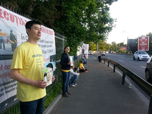 '图1～2：部份罗马尼亚学员们来到了中共驻罗马尼亚大使馆前，举行了和平抗议活动。'