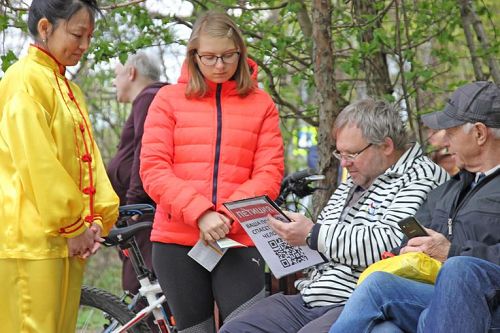 '图15~17:许多游客听到真相后纷纷签名支持法轮功学员反迫害'