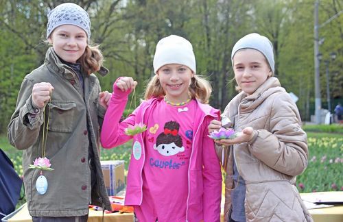 '图18~19:俄罗斯民众得到一朵朵莲花很开心'