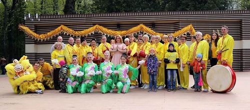 '图21:部份法轮功学员合影恭祝师尊生日快乐'