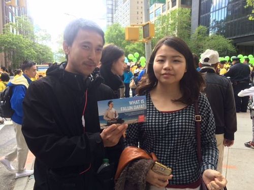 '图5：纽约市民Naing Htet说，能看到这么多来自不同的种族、文化背景的人汇聚到纽约真的太了不起了。'