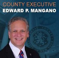 长岛拉撒县(Nassau county executive)执行长爱德华•曼加诺 (Edward P. Mangano)