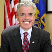 长岛萨福克县(Suffolk County)执行长史蒂芬•拜隆(Steven Bellone)