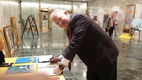 '图2：州众议员迈克尔·凯恩斯签名支持法轮功反迫害'