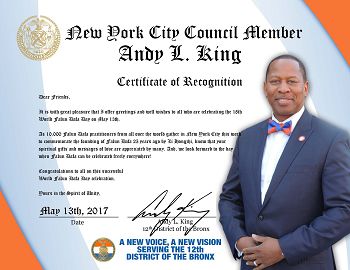 图3:纽约市第十二选区市议员安迪·金(Andy King)颁发荣誉证书,祝贺万名法轮功学员相聚纽约庆祝第十八届世界法轮大法日并李洪志师尊传法二十五周年。祝愿人们能早日在(中国)自由的修炼。