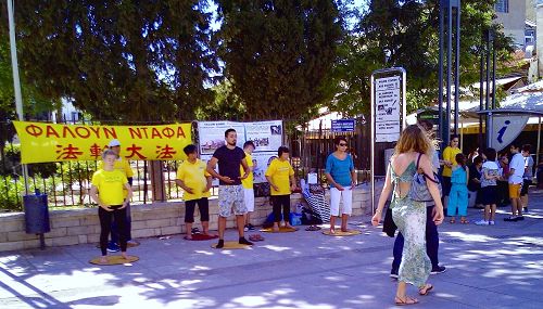 图1：法轮功学员在塞浦路斯第二大城市Limasol市中心演示功法