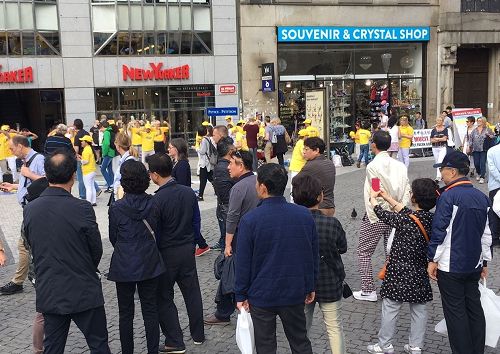 '图2~3:在捷克布拉格市中心,法轮功学员炼功,并派发资料,向世人介绍功法,并揭露中共迫害。'