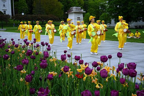 '图3:在庆祝活动上,法轮功学员还表演了具有浓厚中国传统味的腰鼓舞。'