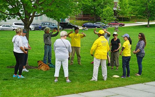 '图6:有的民众还当即学习法轮功的功法'