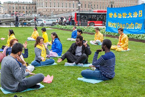 三位从法国来的年轻人了解了法轮功真相后,当场就要学功。